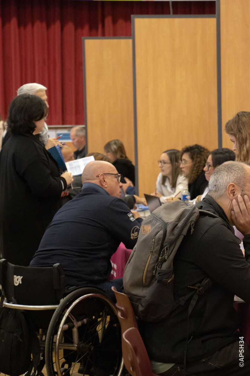 Jean-Félix Boudou prenant contact avec les différentes entreprises présentes sur le salon Handi'Job Béziers dans le cadre de sa recherche de partenariat afin de participer aux Jeux Olympique de Tennis Fauteuil.